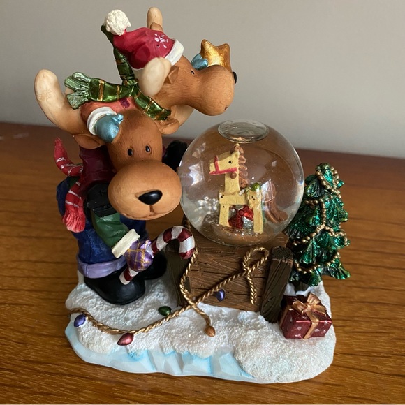 Moose friends mini globe Christmas ornament - Picture 2 of 7